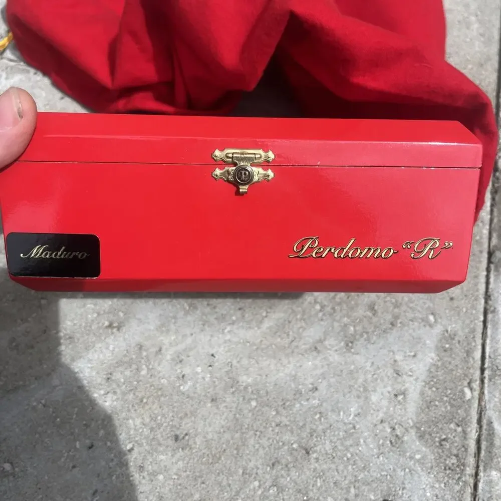 LA TRADICION PERDOMO RESERVE RED ENAMELED EMPTY WOOD CIGAR BOX